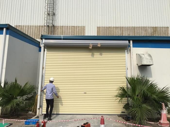 Các tiêu chí đánh giá dịch vụ thi công cửa cuốn uy tín