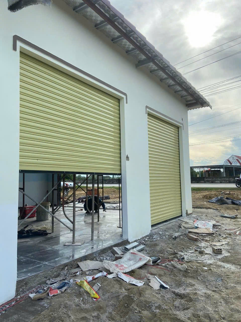 Những yếu tố ảnh hưởng đến chi phí Thi Công Cửa Cuốn